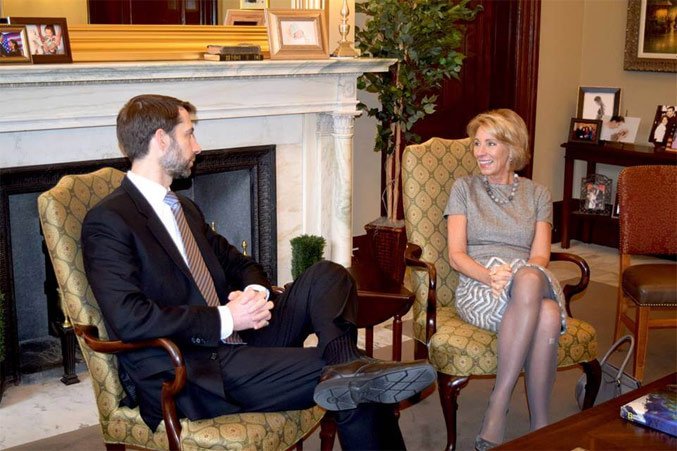 Том Коттон на встрече с новым министром образования США. Фото: facebook.com/SenatorTomCotton