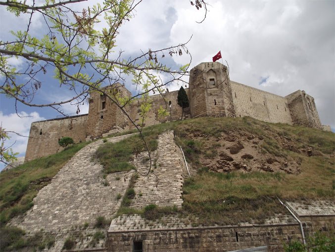 В Турции землетрясение разрушило историческую крепость Газиантеп из списка ЮНЕСКО