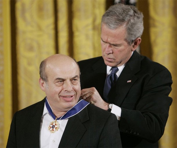Президент Джордж Буш награждает Натана Щаранского.