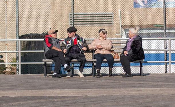 На Брайтон Бич пенсионеры говорят о политике каждый день. Фото: Денис Малинин 