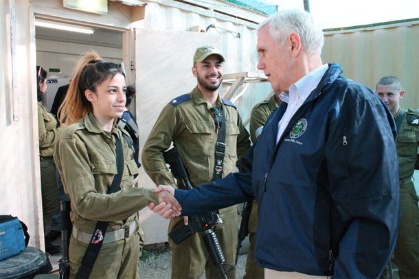 Майк Пенс с солдатами Израиля. Фото: пресс-служба ЦАХАЛа.