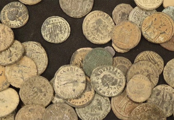 Римские монеты, изъятые у грабителей.