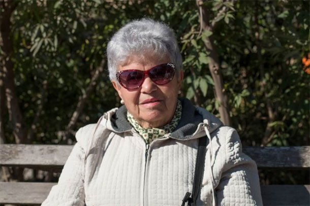 Анна Леймах часто приходит поговорить с пенсионерами на набережную Брайтон Бич. Фото: Денис Малинин