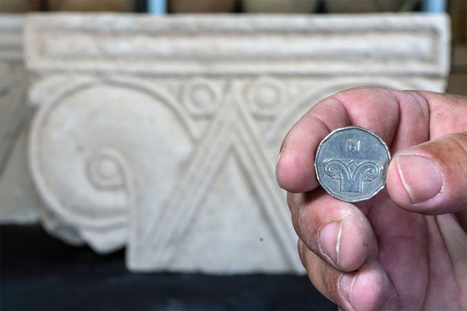5 shekel coin with the newfound capitel.jpg