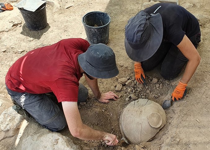 Excavating a jar from the time of the biblical Judges Photo Saar Ganor IAA.jpg